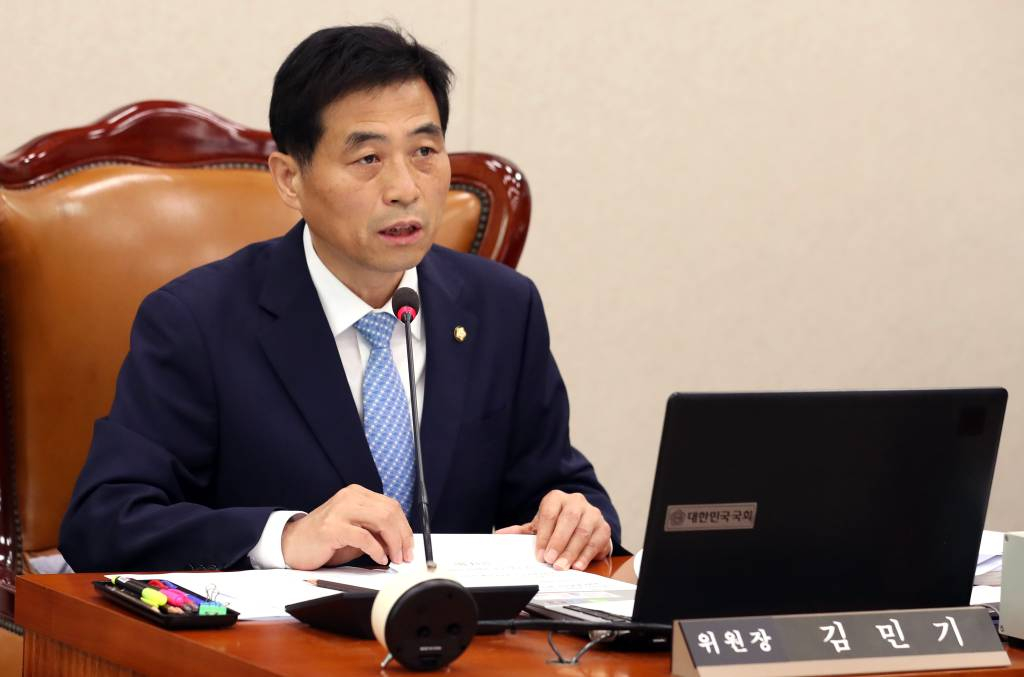 [서울=뉴시스] 이영환 기자 = 김민기 국회 국토교통위원장이 30일 오전 서울 여의도 국회에서 열린 국토교통위원회 전체회의에서 발언을 하고 있다. 2023.08.30.