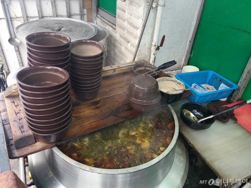이 국밥집의 유일한 메뉴인 우거지 국밥이 솥에 준비되어 있다./사진=천현정 기자 
