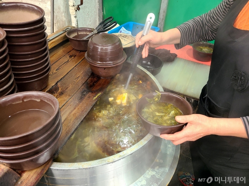 국밥집 직원이 국을 푸고 있다./사진=천현정 기자