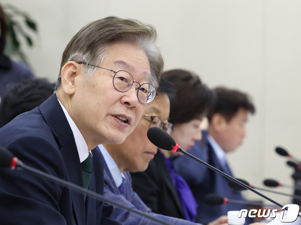 (서울=뉴스1) 송원영 기자 = 이재명 더불어민주당 대표가 27일 서울 여의도 국회에서 열린 국방위원회의 국방부, 병무청 등에 대한 종합감사에서 신원식 국방장관에게 질의를 하고 있다. 2023.10.27/뉴스1  Copyright ? 뉴스1. All rights reserved. 무단 전재 및 재배포,  AI학습 이용 금지.