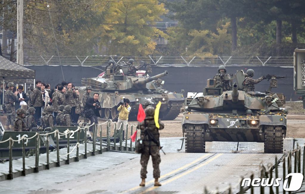 (포천=뉴스1) 국회사진취재단 = 한기호 국방위원장을 포함한 국방위원들이 26일 경기도 포천시 강포 도하훈련장에서 5군단 5공병여단의 도하훈련을 참관하고 있다.  2023.10.26/뉴스1  Copyright ? 뉴스1. All rights reserved. 무단 전재 및 재배포,  AI학습 이용 금지.