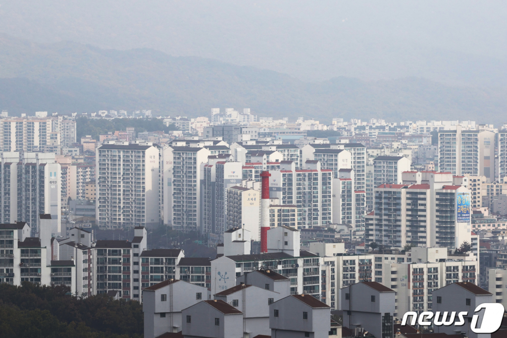 (서울=뉴스1) 이광호 기자 = 기준금리 인상 지속과 경기침체 우려로 부동산 거래시장 빙하기가 이어지며 서울 '노도강'(노원·도봉·강북구) 지역의 아파트 매수심리가 역대 최저 수준으로 나타나고 있는 23일 서울 강북구 북서울꿈의숲에서 바라본 도봉구 아파트 단지 모습. 지난 21일 한국부동산원에 따르면 이번 주(17일 기준) 서울 아파트 매매수급지수는 전주(76.9)보다 하락한 76.0을 기록하며 5월 첫 번째 주(91.1) 이후 24주 연속 하락했다. 매매수급지수가 기준선인 '100'보다 낮을수록 시장에 집을 사려는 사람보다 팔려는 사람이 많다는 것을 의미한다.2022.10.23/뉴스1 Copyright ? 뉴스1. All rights reserved. 무단 전재 및 재배포 금지.
