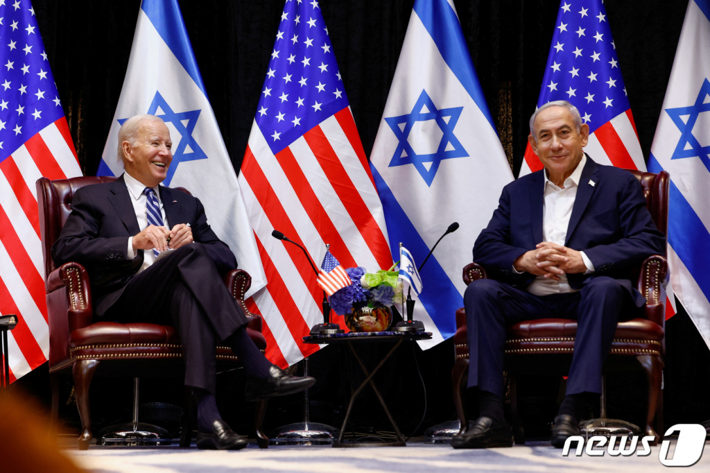 (로이터=뉴스1) = 조 바이든 미국 대통령이 18일(현지시간) 텔아비브에 도착해 베냐민 네타냐후 이스라엘 총리와 대화하고 있다.  ⓒ 로이터=뉴스1  Copyright ? 뉴스1. All rights reserved. 무단 전재 및 재배포,  AI학습 이용 금지.