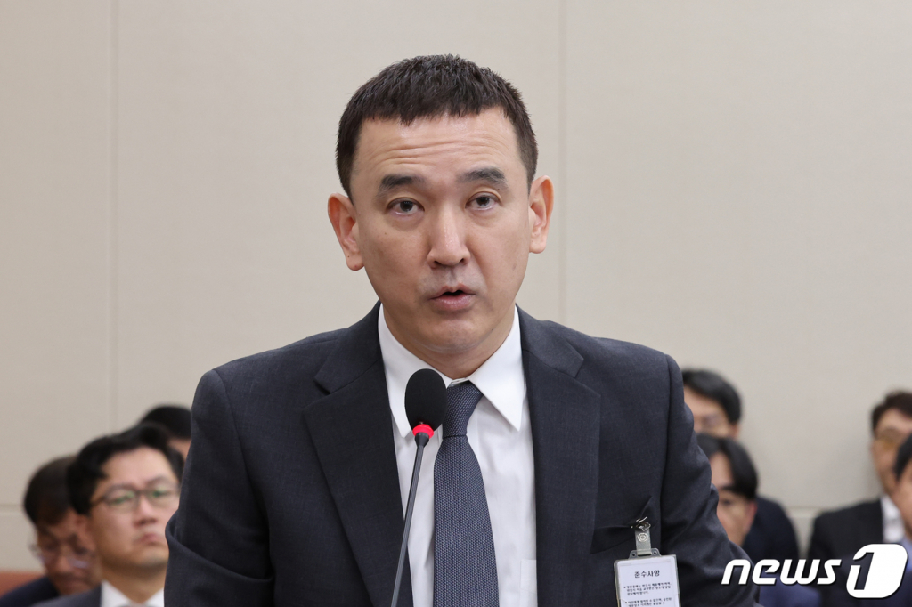 (서울=뉴스1) 황기선 기자 = 김지형 SK텔레콤 부사장(왼쪽)과 강봉구 삼성전자 부사장이 27일 서울 여의도 국회에서 열린 산업통상자원위원회의 과학기술정보방송통신위원회의 과기부 등에 대한 종합국정감사에 참고인 신분으로 출석, 의원 질의에 답하고 있다. 2023.10.27/뉴스1 Copyright ? 뉴스1. All rights reserved. 무단 전재 및 재배포, AI학습 이용 금지.