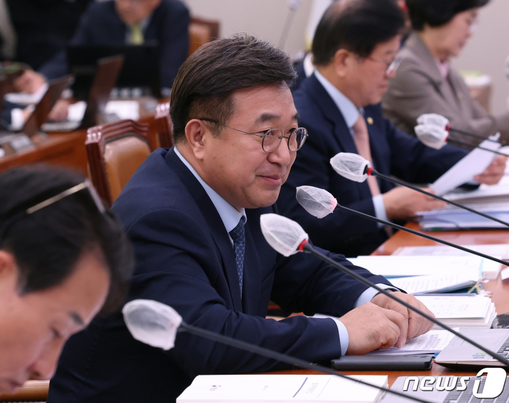 (서울=뉴스1) 송원영 기자 = 윤호중 더불어민주당 의원이 11일 서울 여의도 국회에서 열린 외교통일위원회 국정감사에서 질의를 하고 있다. 2023.10.11/뉴스1  Copyright ? 뉴스1. All rights reserved. 무단 전재 및 재배포,  AI학습 이용 금지.