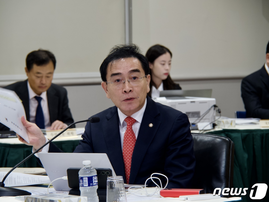 (워싱턴=뉴스1) 김현 특파원 = 국회 외교통일위원회 태영호 국민의힘 의원이 15일(현지시간) 워싱턴DC 주미대사관에서 열린 외통위 국정감사에서 질의를 하고 있다.(워싱턴특파원단 제공) 2023.10.16/뉴스1  Copyright ? 뉴스1. All rights reserved. 무단 전재 및 재배포,  AI학습 이용 금지.