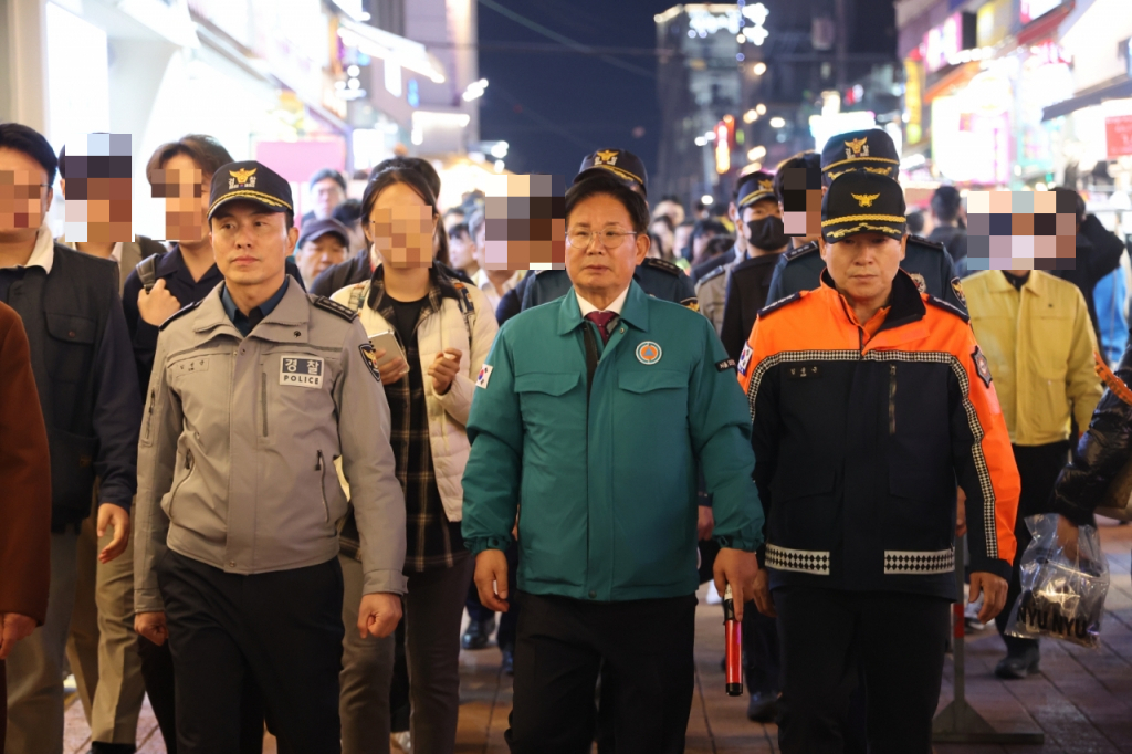 27일 오후 서울 마포구 홍대앞 거리에서 임성순 마포경찰서장(왼쪽) 박강수 마포구청장(가운데) 김용근 마포소방서장이 합동순찰에 나섰다.  /사진=마포구청