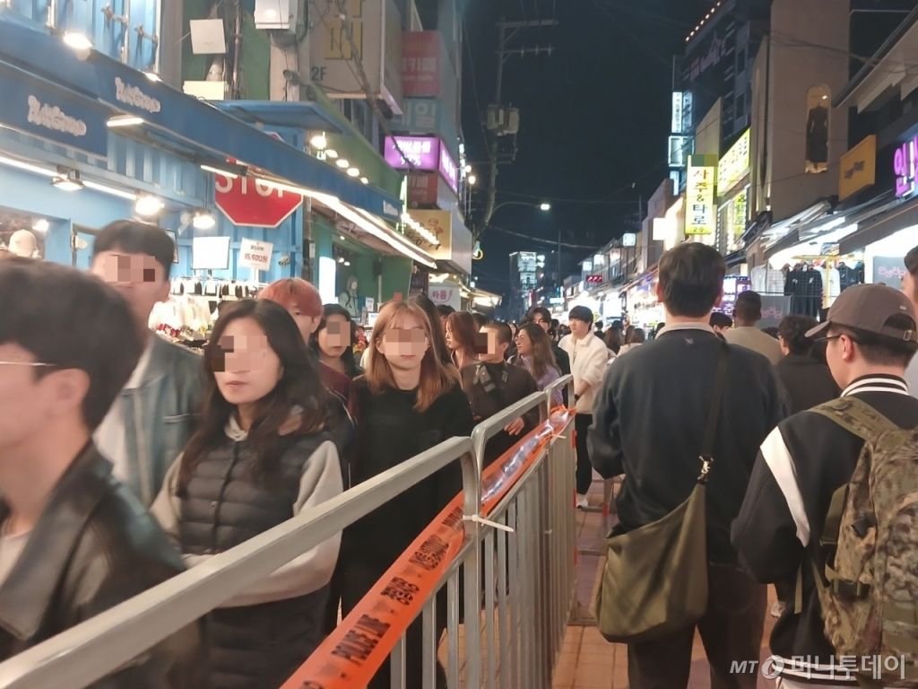 27일 오후 서울 마포구 홍대 앞 거리의 한 골목에 경찰이 펜스를 설치해 양뱡 통행을 유도하고 있다. /사진=이지현 기자