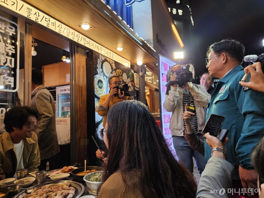 27일 오후 서울 마포구 홍대 앞 거리의 한 음식점에서 박강수 마포구청장이 인도에 나온 테이블을 치우라고 요구하고 있다. /사진=정세진 기자
