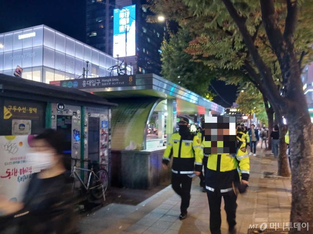 27일 오후 서울 마포구 지하철 홍대입구역 8번출구 앞에서 서울경찰청 기동대 소속 경찰관들이 순찰 중이다. /사진=이지현 기자 