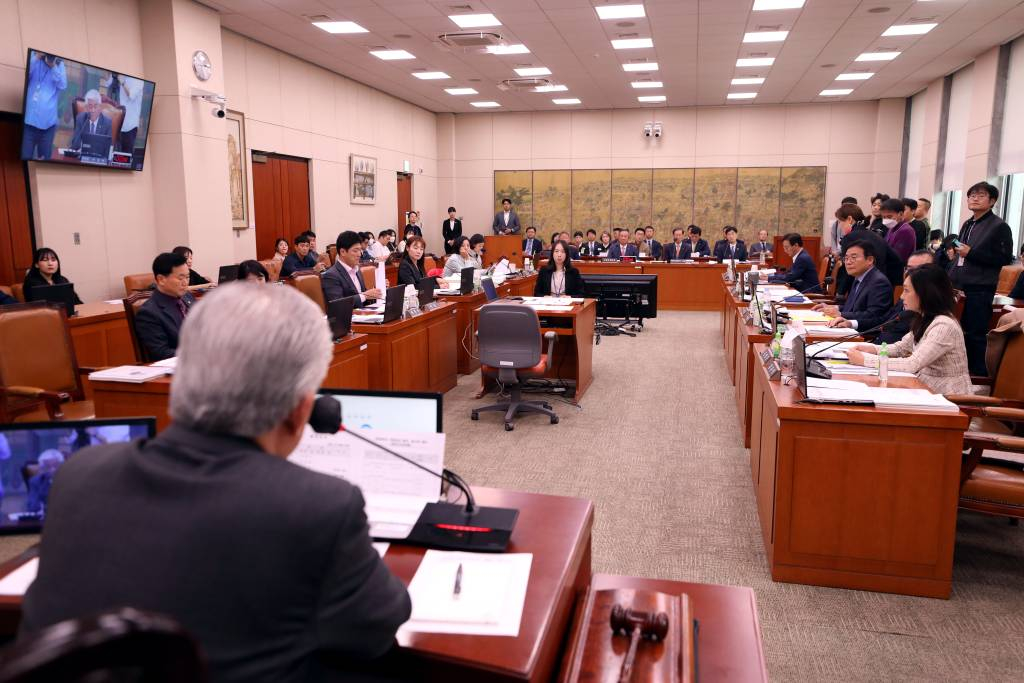 [서울=뉴시스] 조성봉 기자 = 24일 오후 서울 여의도 국회에서 열린 문화체육관광위원회의 대한체육회 등 국정감사에서 이상헌 위원장이 감사를 주재하고 있다. 2023.10.24.