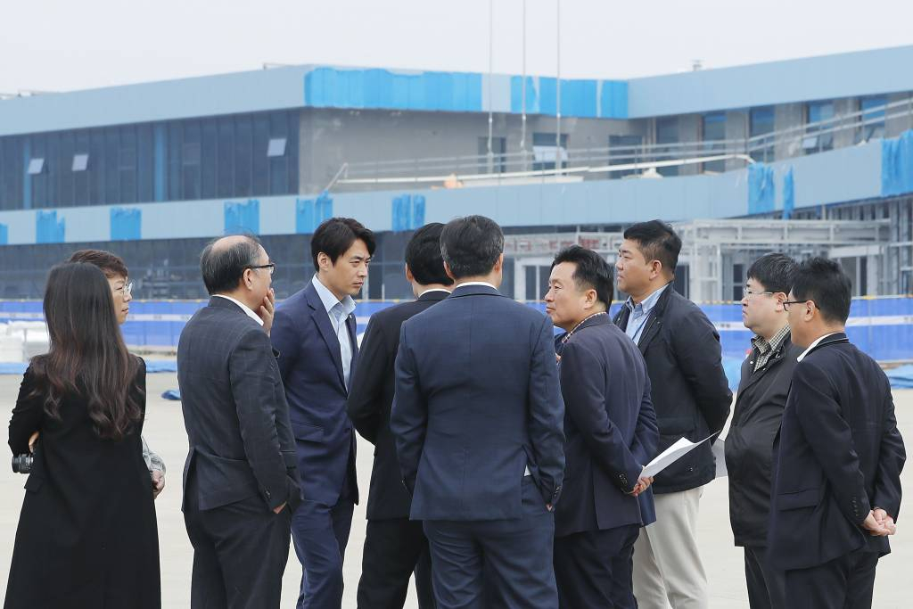 [양평=뉴시스] 최동준 기자 = 더불어민주당 국토교통위원회 소속 최인호 간사를 비롯한 의원들이 24일 경기 양평군 강상면 남한강 휴게소를 방문해 민간업체 선정 과정 의혹 브리핑 전 회의를 하고 있다. 2023.10.24.