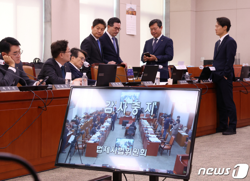 (서울=뉴스1) 송원영 기자 = 더불어민주당 법사위 소병철 간사와 의원들이 13일 서울 여의도 국회에서 열린 법제사법위원회 국정감사가 파행되자 논의하고 있다.   이날 법사위는 감사위원들의 배석 문제를 두고 언쟁을 벌이다 파행됐다. 2023.10.13/뉴스1  Copyright ? 뉴스1. All rights reserved. 무단 전재 및 재배포,  AI학습 이용 금지.