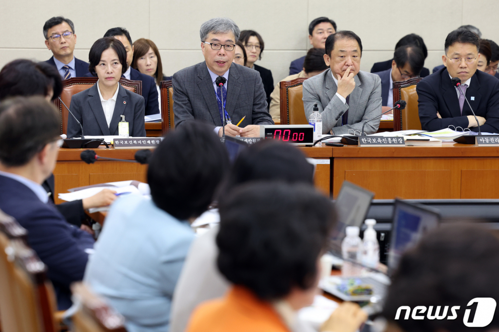 (서울=뉴스1) 황기선 기자 = 김미곤 한국노인인력개발원 원장이 23일 서울 여의도 국회에서 열린 보건복지위원회의 한국노인인력개발원 등에 대한 국정감사에서 의원 질의에 답하고 있다. 2023.10.23/뉴스1  Copyright ? 뉴스1. All rights reserved. 무단 전재 및 재배포,  AI학습 이용 금지.