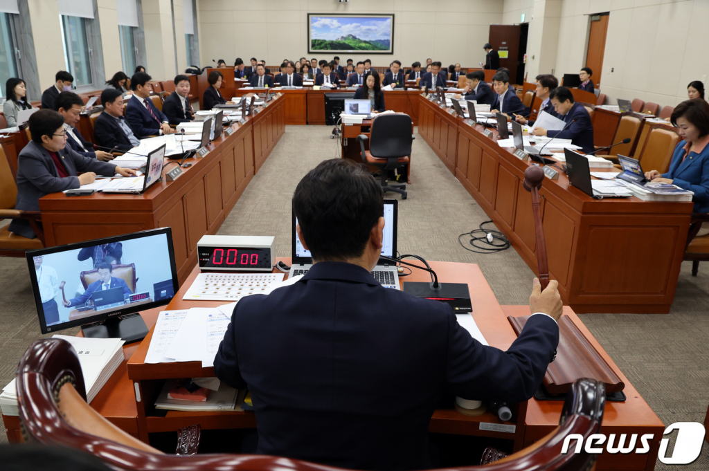 (서울=뉴스1) 황기선 기자 = 박정 국회 환노위원장이 19일 서울 여의도 국회에서 열린 환경노동위원회의 중앙환경분쟁조정위원회 등에 대한 국정감사에서 의사봉을 두드리고 있다. 2023.10.19/뉴스1  Copyright ? 뉴스1. All rights reserved. 무단 전재 및 재배포,  AI학습 이용 금지.