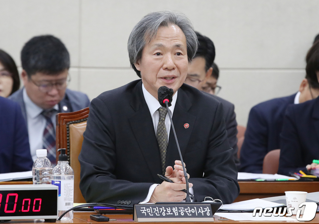 (서울=뉴스1) 임세영 기자 = 정기석 국민건강보험공단 이사장이 18일 오전 서울 여의도 국회에서 열린 보건복지위원회의 국민건강보험공단, 건강보험심사평가원에 대한 국정감사에서 의원들의 질의에 답하고 있다. 2023.10.18/뉴스1  Copyright ? 뉴스1. All rights reserved. 무단 전재 및 재배포,  AI학습 이용 금지.