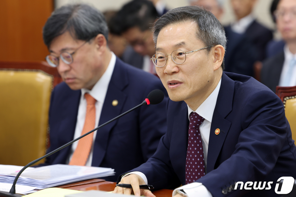 (서울=뉴스1) 황기선 기자 = 이종호 과학기술정보통신부 장관이 27일 서울 여의도 국회에서 열린 산업통상자원위원회의 과학기술정보방송통신위원회의 과기부 등에 대한 종합국정감사에서 의원 질의에 답변하고 있다. 2023.10.27/뉴스1  Copyright ? 뉴스1. All rights reserved. 무단 전재 및 재배포,  AI학습 이용 금지.