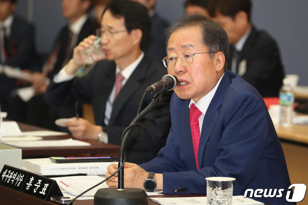 (대구=뉴스1) 공정식 기자 = 홍준표 대구시장이 23일 오전 대구 북구 대구시청 산격청사에서 열린 국회 행정안전위원회의 대구시에 대한 2023년도 국정감사에서 의원 질의에 답하고 있다. 2023.10.23/뉴스1  Copyright ? 뉴스1. All rights reserved. 무단 전재 및 재배포,  AI학습 이용 금지.