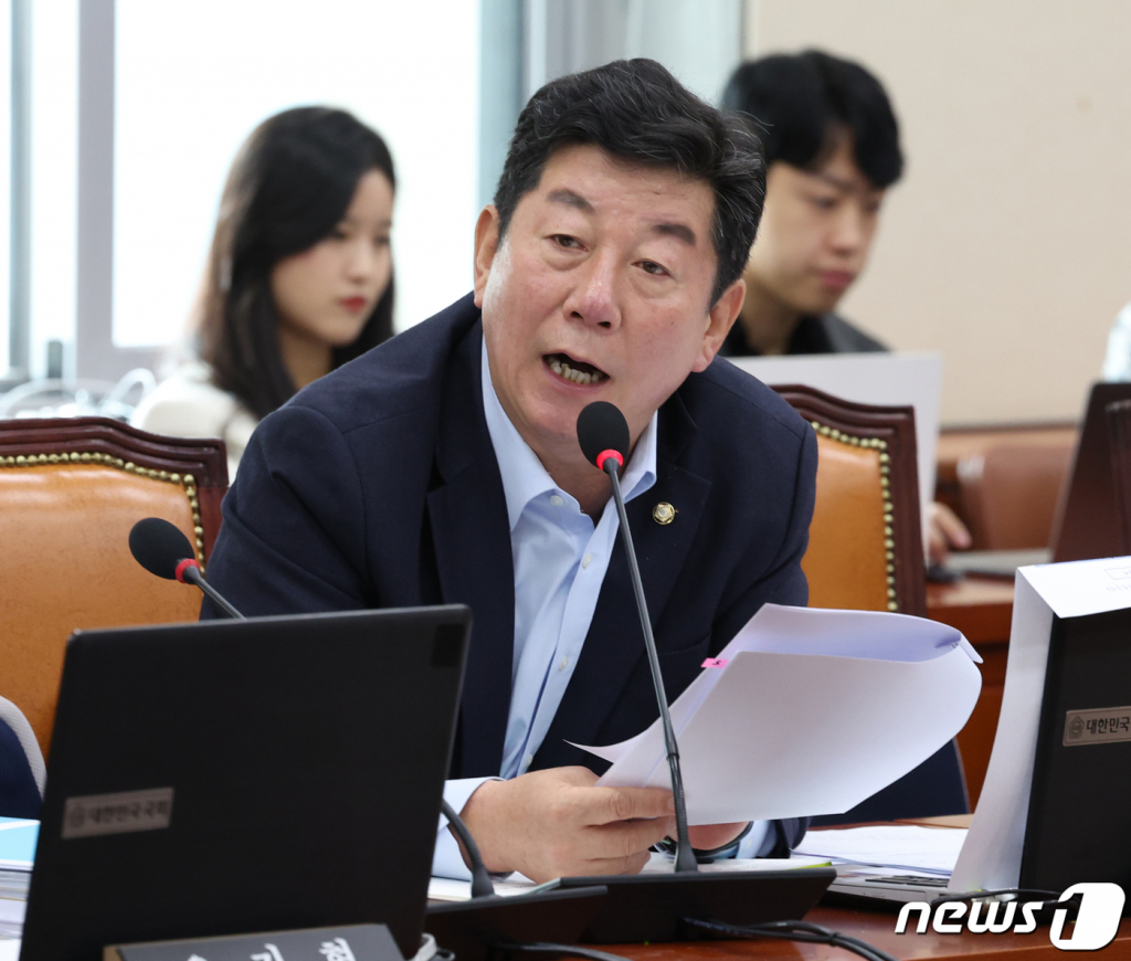 (서울=뉴스1) 송원영 기자 = 박재호 더불어민주당 의원이 24일 서울 여의도 국회에서 열린 정무위원회의 예금보험공사, 한국자산관리공사, 한국주택금융공사 등에 대한 국정감사에서  질의를 하고 있다. 2023.10.24/뉴스1  Copyright ? 뉴스1. All rights reserved. 무단 전재 및 재배포,  AI학습 이용 금지.