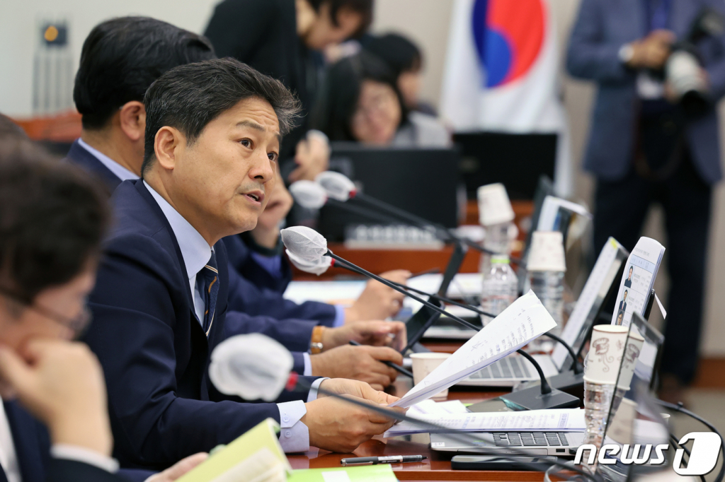 (서울=뉴스1) 황기선 기자 = 김영배 더불어민주당 의원이 20일 서울 여의도 국회에서 열린 법제사법위원회의 대전고등검찰청 등에 대한 국정감사에서 손준성 대구고등검찰청 차장검사에게 질의하고 있다. 2023.10.20/뉴스1  Copyright ? 뉴스1. All rights reserved. 무단 전재 및 재배포,  AI학습 이용 금지.