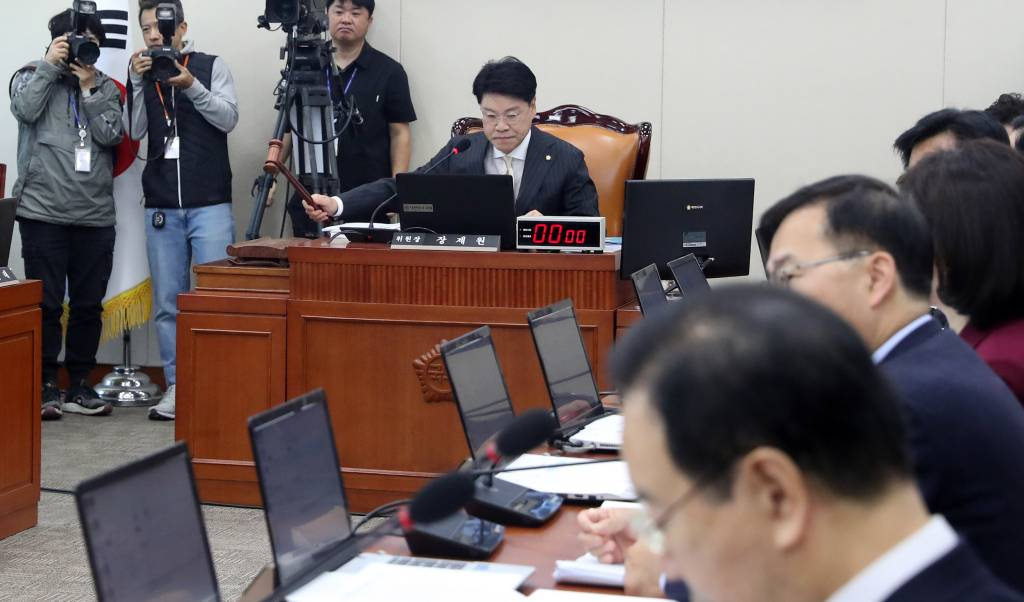 장제원 과방위원장이 10일 오전 서울 여의도 국회에서 열린 과학기술정보방송통신위원회의 방송통신위원회에 대한 국정감사에서 의사봉을 두드리고 있다. 2023.10.10. /사진=뉴시스