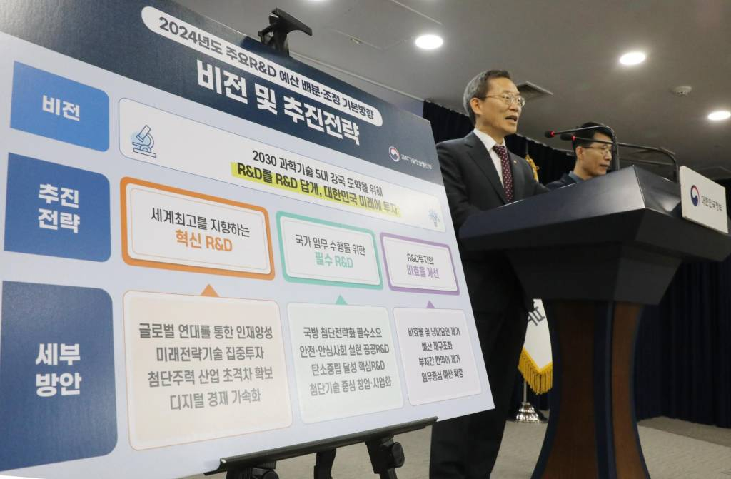 이종호 과학기술정보통신부 장관이 지난 8월 22일 서울 종로구 정부서울청사에서 '정부 R&D(연구개발) 제도 혁신 방안'과 '2024년 국가연구개발사업 예산 배분·조정 결과' 브리핑을 하고 있다. 윤석열 대통령이 지난 6월 28일 R&D 원전 재검토를 지시한 이후 두 달 만에 내놓은 방안이다. / 사진=뉴시스