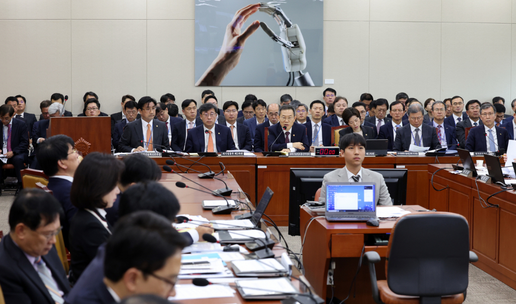 이종호 과학기술정보통신부 장관이 지난 27일 서울 여의도 국회에서 열린 국회 과학기술정보방송통신위원회 종합국정감사에서 의원 질의에 답변하고 있다. 올해 과방위 국감은 R&D(연구개발) 예산 삭감 이슈가 절반 이상 차지했다. / 사진=뉴스1