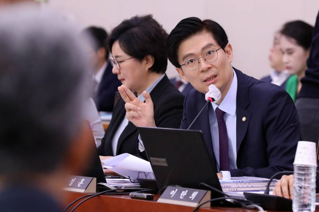 [서울=뉴시스] 고범준 기자 = 조정훈 시대전환 의원이 20일 오전 서울 여의도 국회에서 열린 법제사법위원회 대전고등법원 등에 대한 국정감사에서 김흥준 부산고등법원장에게 질의하고 있다. 2023.10.20.