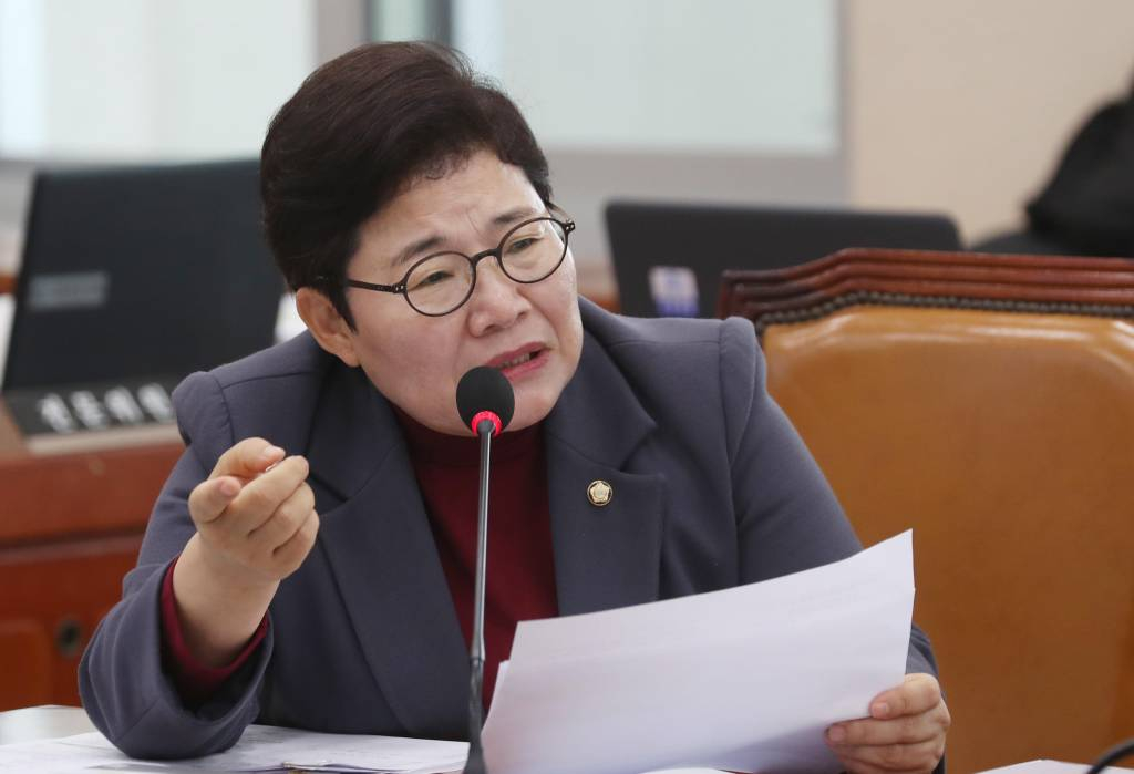 [서울=뉴시스] 조성봉 기자 = 임이자 국민의힘 의원이 19일 오전 서울 여의도 국회에서 열린 환경노동위원회 국정감사에서 질의를 하고 있다. 2023.10.19.