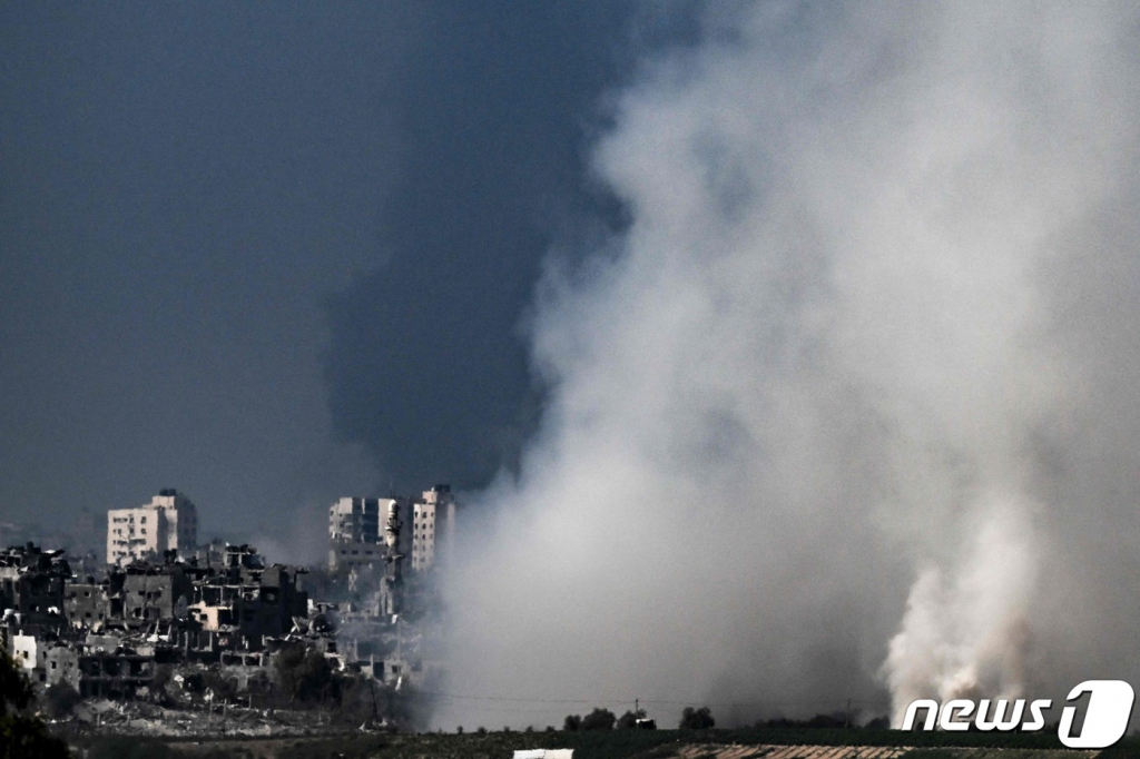28일 (현지시간) 팔레스타인 무장 정파 하마스의 기습 공격에 대응한 이스라엘 군의 지상전 돌입 속 포격을 받은 가자 지구서 연기가 솟아 오르고 있다. /AFPBBNews=뉴스1