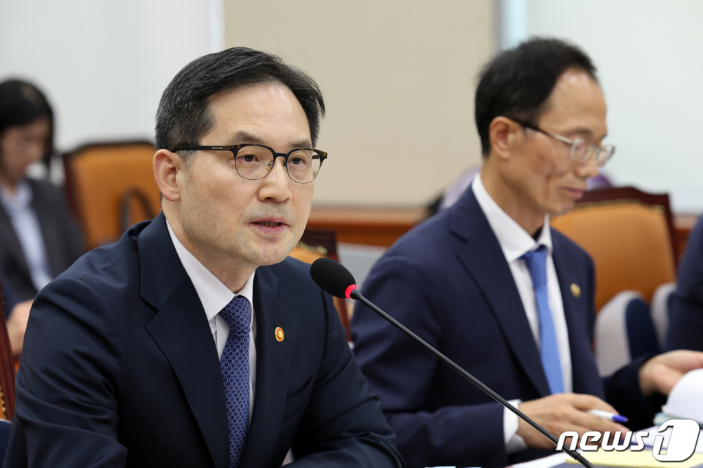 (서울=뉴스1) 황기선 기자 = 한기정 공정거래위원회 위원장이 16일 서울 여의도 국회에서 열린 정무위원회의 공정거래위원회 등에 대한 국정감사에서 의원 질의에 답하고 있다. 2023.10.16/뉴스1  Copyright ? 뉴스1. All rights reserved. 무단 전재 및 재배포,  AI학습 이용 금지.