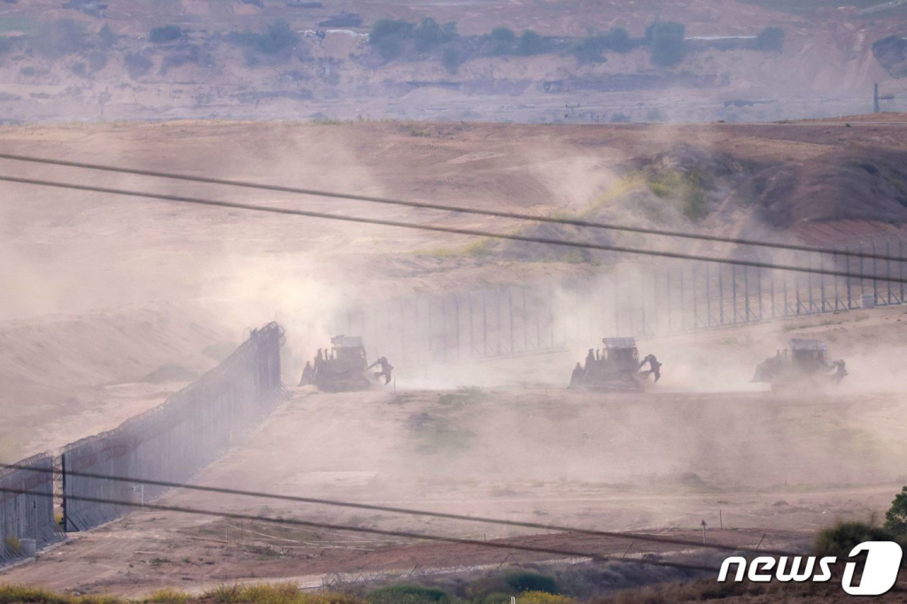 이스라엘군의 불도저들이 29일(현지시간) 이스라엘과 가자 지구와의 접경지역을 넘어 들가고 있다. 2023.10.30  /AFPBBNews=뉴스1