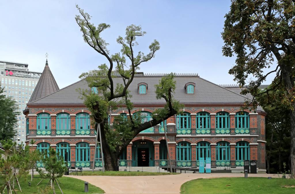 [서울=뉴시스] 김금보 기자 = 25일 100년 전 대한제국 외교의 중심공간이었던 덕수궁 돈덕전이 복원을 마치고 언론에 공개됐다. 사진은 이날 오전 서울 중구 덕수궁 돈덕전 정면부. 덕수궁 돈덕전은 고종 즉위 40주년 칭경예식에 맞추어 황궁에 지은 서양식 영빈관. 2023.09.25.