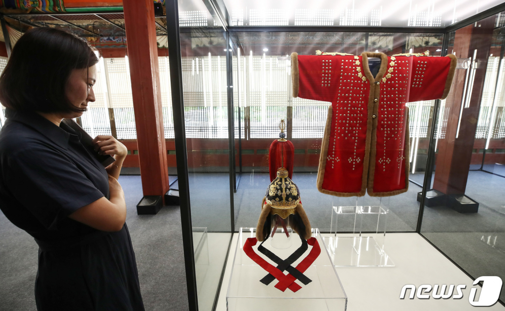 (서울=뉴스1) 김민지 기자 = 19일 서울 중구 덕수궁 덕홍전에서 열린 한·독 수교 140주년 기념 특별전 '1899, 하인리히 왕자에게 보낸 선물' 전시 언론 공개회에서 관계자가 투구와 갑옷을 보고 있다.  오는 20일부터 내달 2일까지 열리는 이번 전시에서는 고종황제가 1899년 독일 하인리히 폰 프로이센 왕자에게 선물한 갑옷, 투구, 갑주함을 재현한 작품을 만날 수 있다. 2023.6.19/뉴스1  Copyright ? 뉴스1. All rights reserved. 무단 전재 및 재배포 금지.