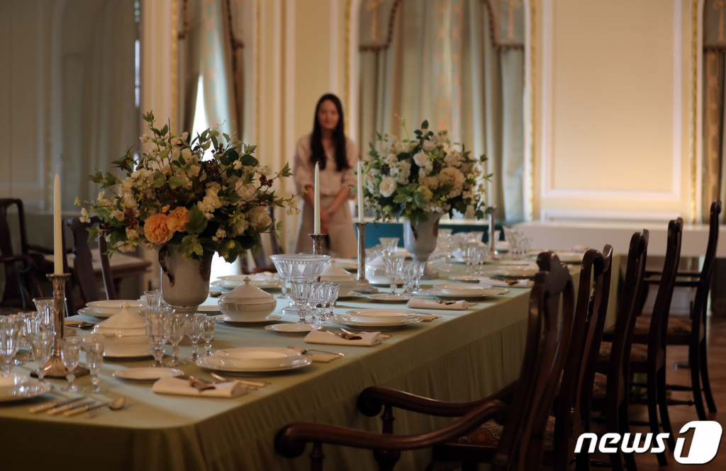 (서울=뉴스1) 이재명 기자 = 20일 오후 서울 중구 덕수군 대한제국역사관에서 열린 '황제의 식탁' 특별전에서 관계자가 전시물을 살펴보고 있다.  이번 전시에서는 황제가 주최하고 참석한 경우에 제공된 음식은 한식이었다는 점과 고종이 대한제국을 선포하면서 내세운 구본신참(옛것을 유지하며 새것을 받아들임)의 개혁 방향을 확인할 수 있는 대한제국 국빈 연회 상차림이 공개됐다. 2019.9.20/뉴스1  