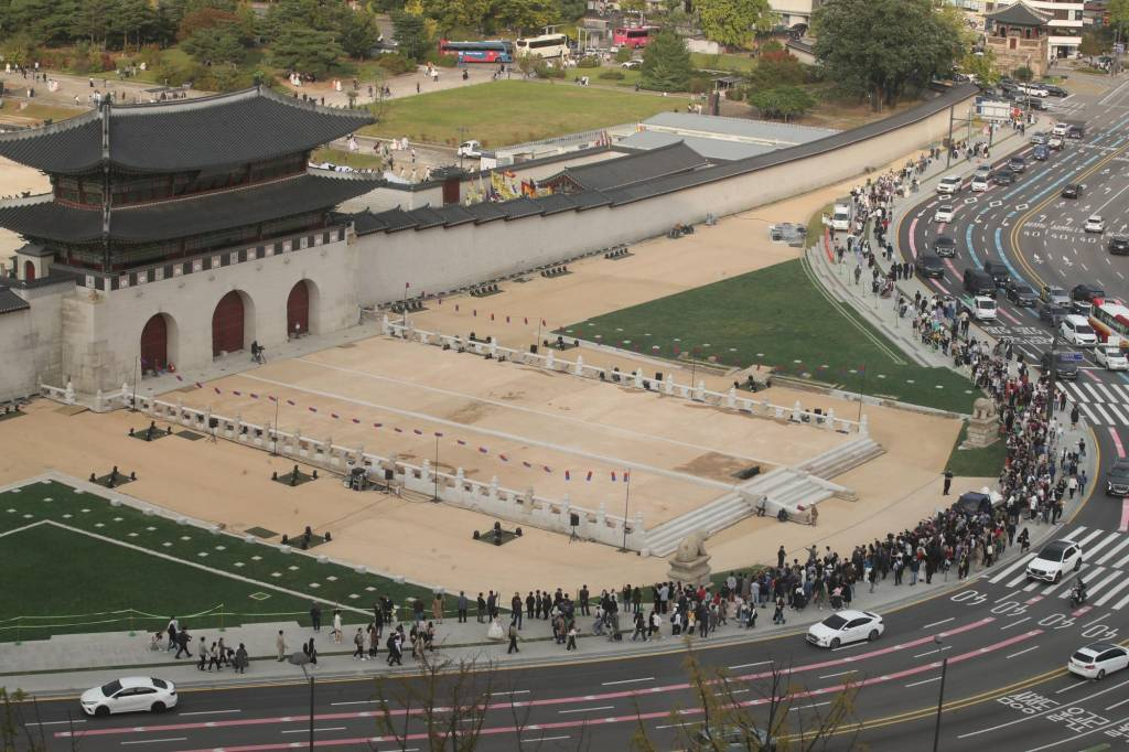 [서울=뉴시스] 김명원 기자 = 15일 서울 종로구 '광화문 월대' 앞에서 시민들이 살펴보고 있다. 서울시와 문화재청은 이날 오후 '광화문 월대 새길맞이' 행사를 열고 월대 및 주변부 광장을 공개한다. 2023.10.15.