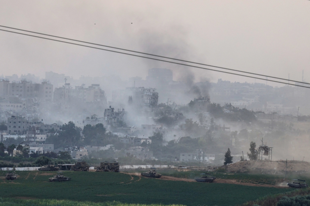 29일(현지시간) 이스라엘 전차와 군장비가 가자지구 내부로 이동하고 있다./로이터=뉴스1