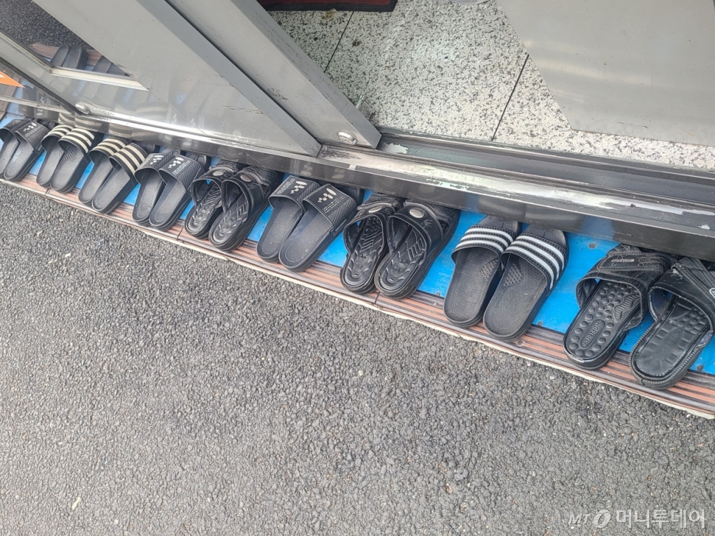 31일 오전 11시 서울 중구 을지로3가의 한 구둣방 앞에 손님용 슬리퍼가 가지런히 놓여있다./사진=천현정 기자