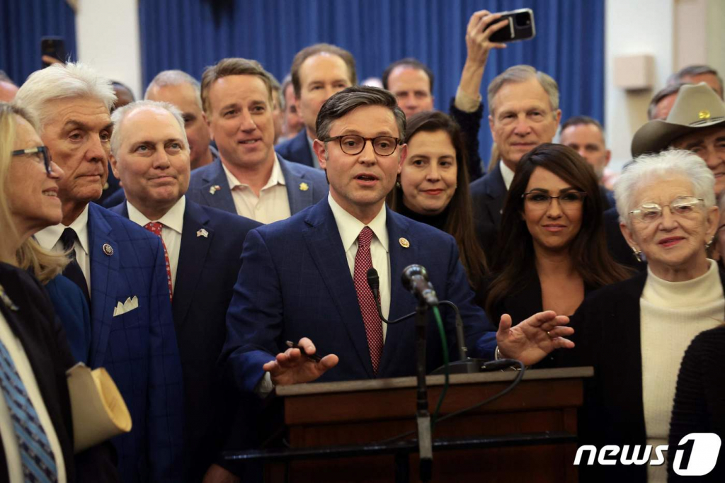 (워싱턴 AFP=뉴스1) 정지윤 기자 = 마이크 존슨 미국 하원의원이 24일(현지시간) 워싱턴 DC 국회의사당 롱워스 하우스에서 열린 공화당 하원 의장 후보로 선출된 후 공화당 의원들과 함께 연설하고 있다. 2023.10.25  ⓒ AFP=뉴스1  Copyright ? 뉴스1. All rights reserved. 무단 전재 및 재배포,  AI학습 이용 금지.