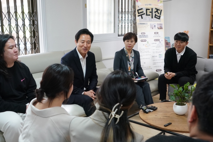 ▲ 4월 24일 오세훈 서울시장이 고립 청년 활동공간인 은평구 두더집 현장을 방문한 모습/사진제공=서울시청