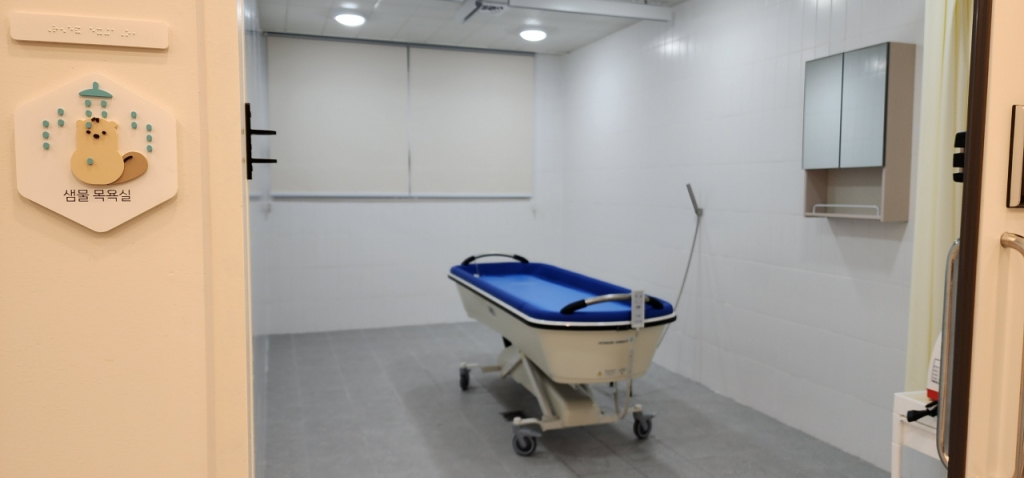 센터 내에는 자가 이동이 어려운 환아를 위한 '샘물 목욕실'을 마련했다. /사진=정심교 기자