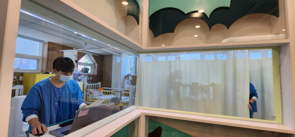 센터에 입원한 어린이 환자를 의료진이 돌보고 있다. 이 환자는 자가호흡이 불가능한 상태다. /사진=정심교 기자