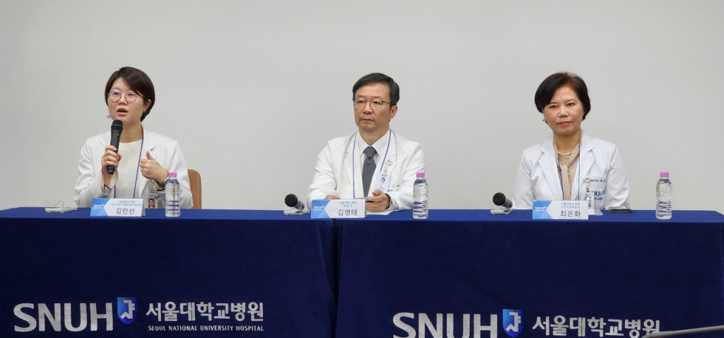 (왼쪽부터) 김민선(소아청소년과 교수) 넥슨어린이 통합케어센터장, 김영태 서울대병원장, 최은화 서울대 어린이병원장이 지난달 30일 기자간담회에서 센터 개소의 배경에 대해 설명하고 있다. /사진=정심교 기자