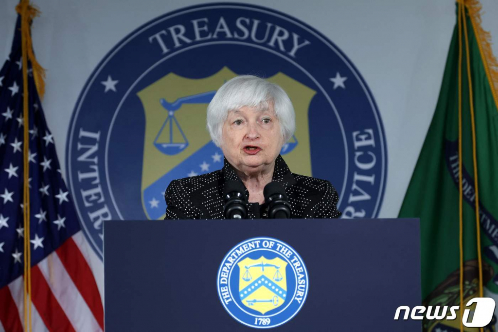 (맥클린 AFP=뉴스1) 우동명 기자 = 재닛 옐런 미국 재무 장관이 2일(현지시간) 버지니아주 맥클린의 국세청을 방문해 연설을 갖고 “미국의 국가신용등급을 강등한 피치의 결정으로 미국 국채가 세계 최고의 안전자산이고 미국 경제가 근본적으로 강력하다는 사실이  바뀌지 않는다”고 밝히고 있다. 2023.8.3  ⓒ AFP=뉴스1  Copyright © 뉴스1. All rights reserved. 무단 전재 및 재배포 금지.