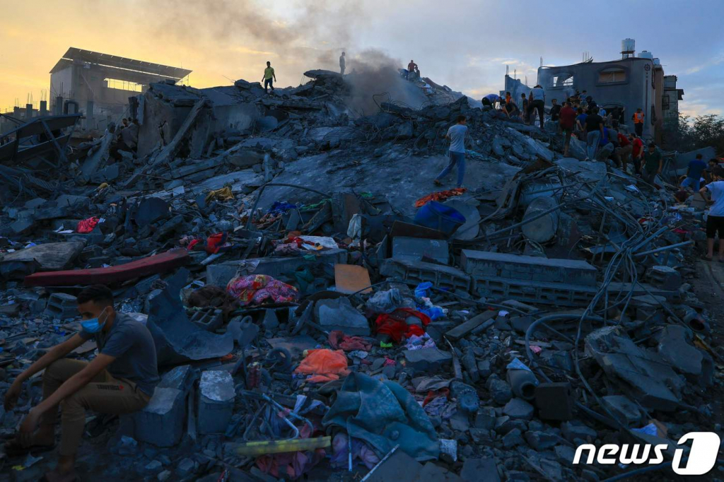 10월 31일(현지시간) 팔레스타인 무장 정파 하마스와 전쟁 중인 이스라엘 군의 포격을 받은 가자 지구 누세이라트 난민촌의 초토화 된 건물이 보인다. /AFPBBNews=뉴스1