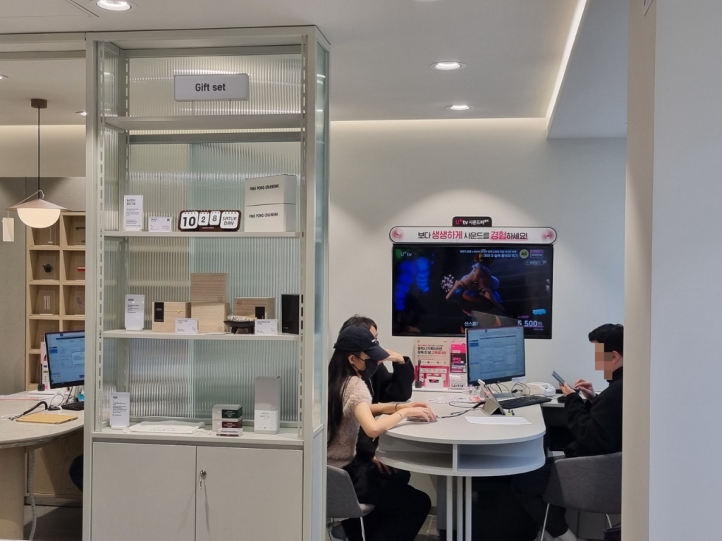 LG유플러스 잠실새내 홈리빙 특화매장 내 고객 상담존 옆에 홈리빙 상품이 전시돼 있다. /사진=배한님 기자