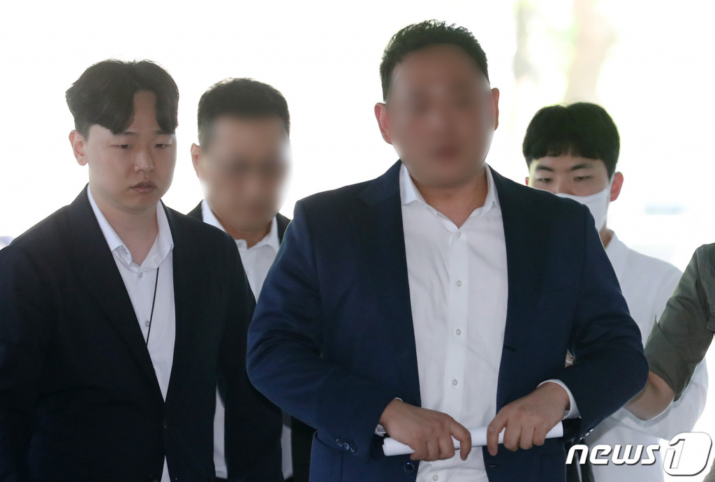 회삿돈을 횡령해 비자금을 조성하고 불법으로 재산을 해외로 유출한 혐의 등을 받는 이화그룹 김영준 회장(왼쪽)과 김성규 총괄사장이 지난 5월11일 오전 서울 서초구 서울중앙지방법원에서 열린 구속 전 피의자 심문(영장실질심사)에 출석하고 있다./사진=뉴스1 제공