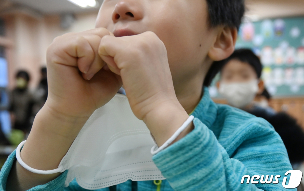 (서울=뉴스1) 장수영 기자 = 실내 마스크 착용 의무가 해제된 30일 서울 광진구 광장초등학교 교실에서 마스크를 벗은 어린이가 수업을 받고 있다. 정부는 이날 0시부터 대중교통과 의료시설, 감염취약시설 등 일부 시설을 제외한 실내에서 마스크 착용 의무를 권고로 조정했다. (공동취재)2023.1.30/뉴스1 Copyright © 뉴스1. All rights reserved. 무단 전재 및 재배포 금지.