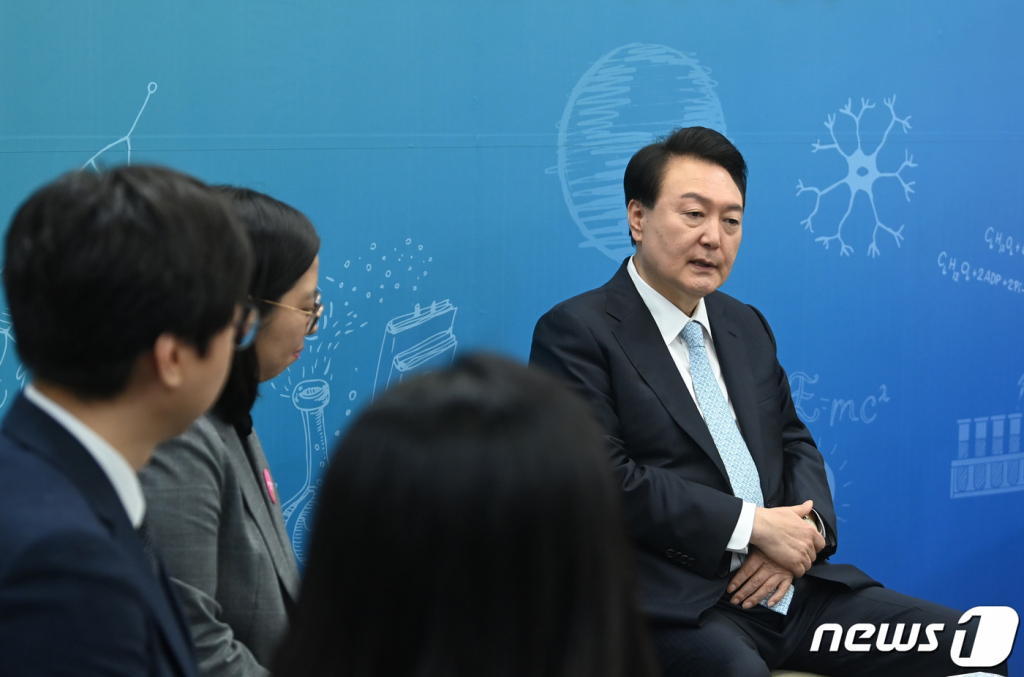 (대전=뉴스1) 김기태 기자 = 윤석열 대통령이 2일 오후 대전 유성구 한국과학기술원(KAIST)에서 글로벌 우수 신진 연구자와 대화하고 있다. (사진공동취재단) 2023.11.2/뉴스1  Copyright © 뉴스1. All rights reserved. 무단 전재 및 재배포,  AI학습 이용 금지.