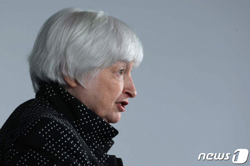 (맥클린 AFP=뉴스1) 우동명 기자 = 재닛 옐런 미국 재무 장관이 2일(현지시간) 버지니아주 맥클린의 국세청을 방문해 연설을 갖고 “미국의 국가신용등급을 강등한 피치의 결정에 강하게 반대하며 전적으로 부당하다고 생각한다”고 밝히고 있다. 2023.8.3 ⓒ AFP=뉴스1 Copyright © 뉴스1. All rights reserved. 무단 전재 및 재배포 금지.
